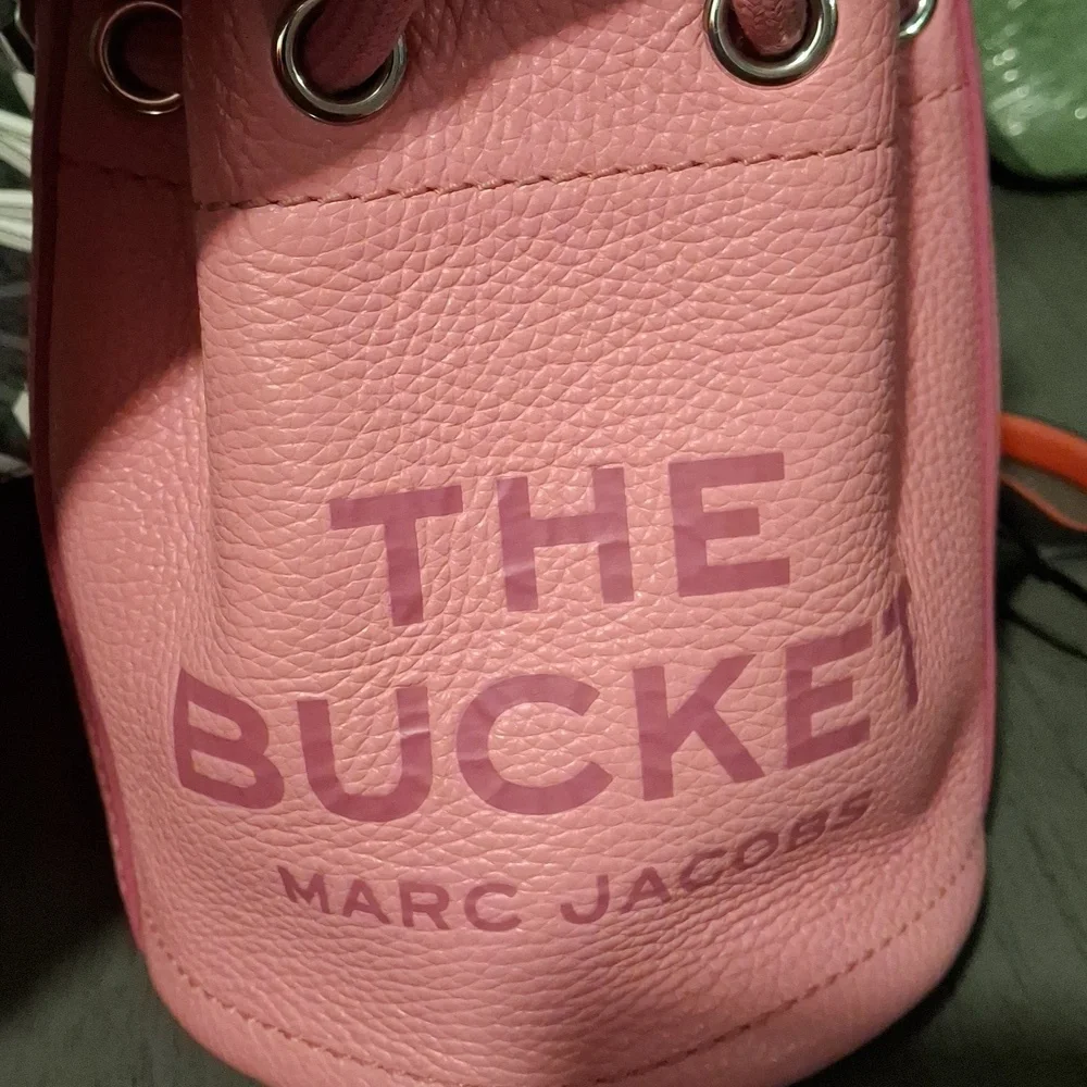 Marc Jacobs The Bucket Pink Mini Bag Is Missing The Shoulder Strap - Picture 6 of 11